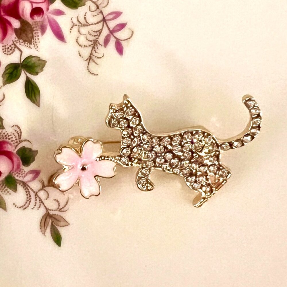 🧷🐈‍⬛🌸Gorgeous Rhinestone Cat Playing with Flower Brooch/Pin - WOW - Picture 2 of 5